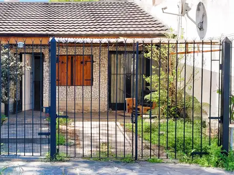 Casa de 2 amb. con Escritorio, Entrada de Auto y Patio. Estado regular!