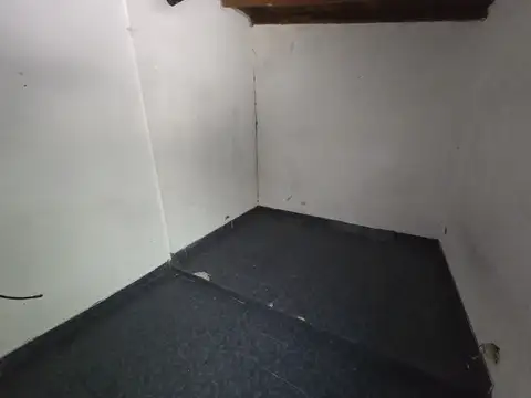 Casa de 2 amb. con Escritorio, Entrada de Auto y Patio. Estado regular!