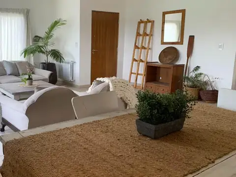 Casa en Alquiler con 3 cocheras