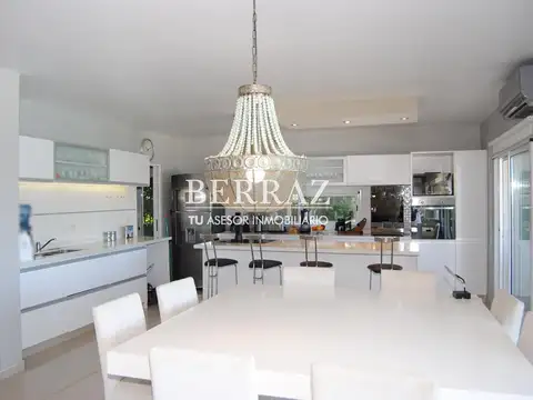 Casa en Alquiler Temporal con 2 cocheras