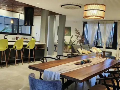 Casa 6 ambientes con 2 baños