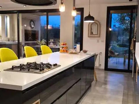 Casa en Venta con 2 cocheras