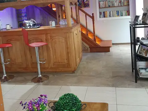 Casa 10 ambientes con 2 baños