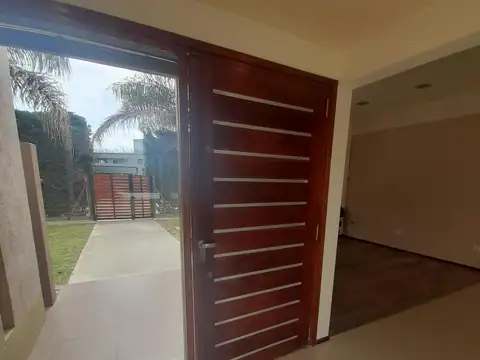 Casa en Alquiler con 2 cocheras