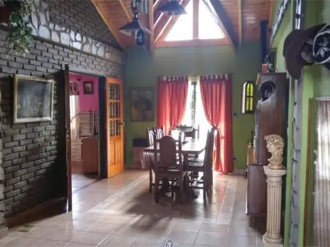 Casa en 2 plantas de 2 dormit. garage, Living, Cocina, Comed