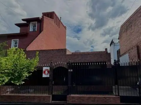 Casa en venta 3 ambientes en barrio Naón con cochera y parrilla