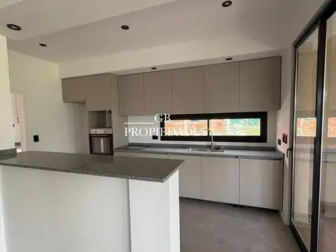 Casa en Venta con 3 cocheras