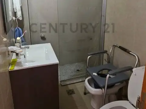 VENTA DE HERMOSA CASA  DE 2 PLANTAS- DORREGO -  LA PROPIEDAD CUENTA CON PISO FLOTANTE  - POSEE LEONE