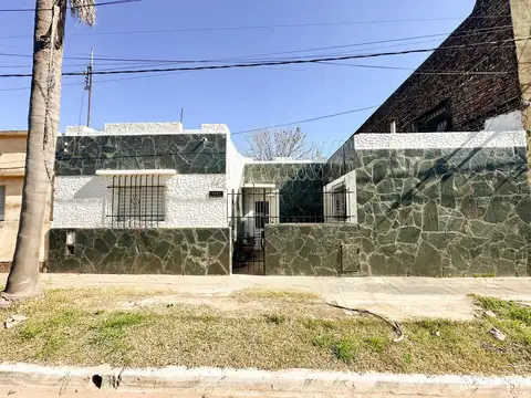 Venta Casa de dos dormitorios - Av. Uriburu y Paraguay