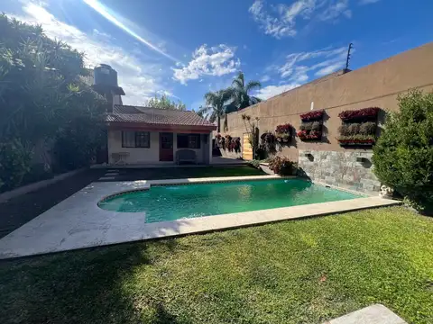 Venta casa con quincho y pileta en Wilde