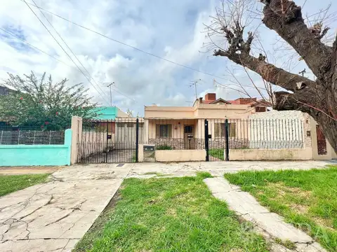 Venta casa 3 ambientes con cochera y patio en Wilde