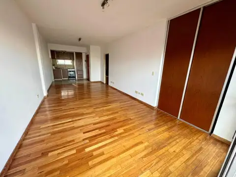Amplio Monoambiente con balcón aterrazado
