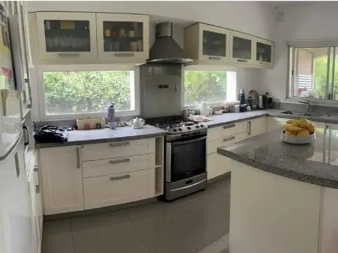 Casa en Alquiler con 1 cochera