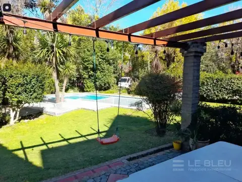 VENTA DE CASA EN 4 AMB. EN ESQUINA EN C. C. ARANZAZU, ESCOBAR