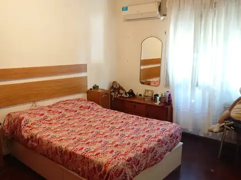 Casa 2 plantas en esquina 2 dormitorios Cochera Terraza 2 Baños A 100 m zona comercial Echesortu