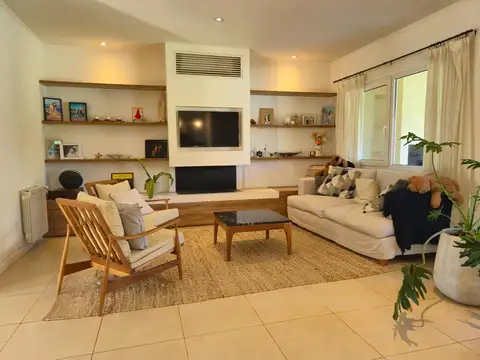 Casa 4 ambientes con 3 baños