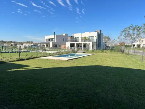 HERMOSA CASA A ESTRENAR EN 2 PLANTAS CON PISCINA EN EL BARRIO SAN PABLO-PILAR