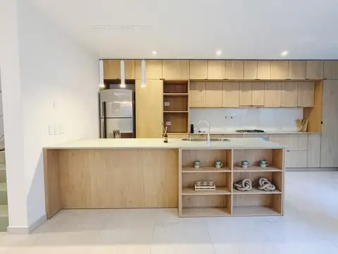 Casa interna con terraza y pileta