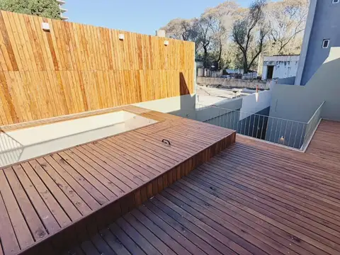 Casa interna con terraza y pileta