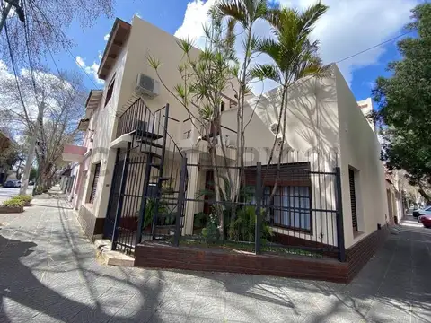 ¡OPORTUNIDAD ÚNICA! Casa 3 ambientes + 2 departamentos con renta independiente