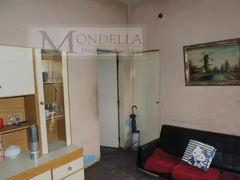 VENTA CASA 3 AMB. CON EXCELENTE FONDO EN MORON SUR