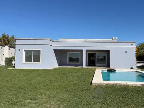 Casa en Alquiler con 3 cocheras