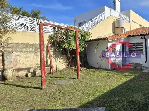 VENTA | CASA MULTIFAMILIAR CON GRAN FONDO Y COCHERA PASANTE – CARAPACHAY