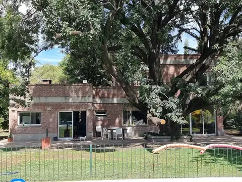 Alquiler Permanente - Casa - Barrio Los Pinos - Exaltación de la Cruz.-