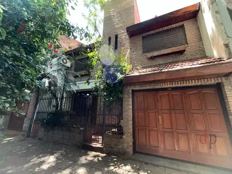 Besares y 3 de Febrero(Nuñez)-Excelente casa 3 plantas · 5 dorm · 4 baños · cochera · patio · 230 m²