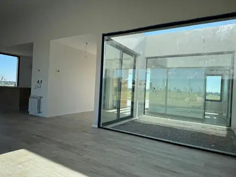 Casa 6 ambientes con 2 baños