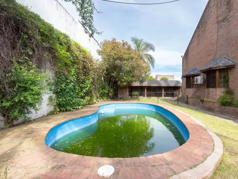 Casa con Quincho Piscina Jardin y garage - Permuta