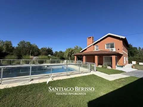 Casa 8 ambientes con 2 baños