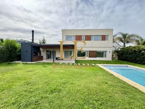 Casa 5 ambientes con 3 baños