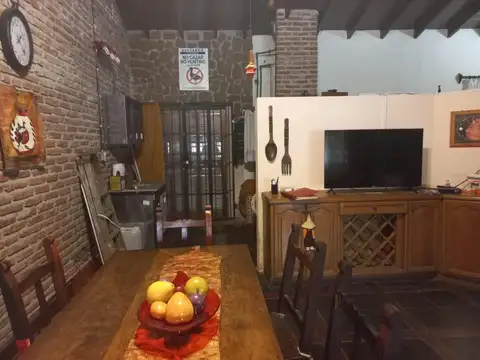 Catulo Castillo 900 e/ El Guacamayo y El Chiflon