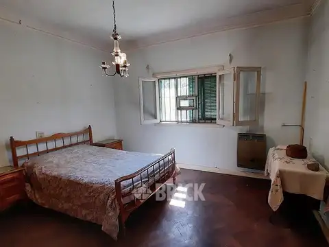 CASA TIPO CHALET COLONIAL EN ESPECT LOTE DE 20X35.35 MTS - 707 M2 DE LOTE GRAN PARQUE ARBOLADO