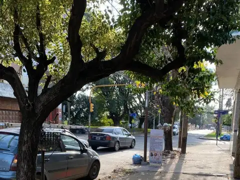 IMPONENTE GALPON LOCAL MAS FONDO CON JARDIN