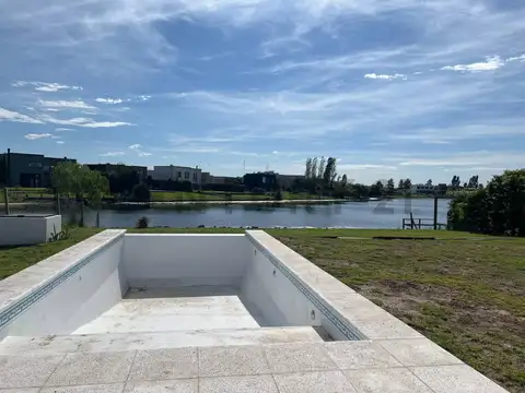 Casa en venta de 5 ambientes a la laguna en una planta en Barrio San Matias puertos canton Escobar F