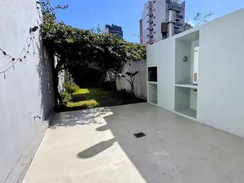 Venta duplex 3 amb tipo casa con jardín y cochera en Coghlan