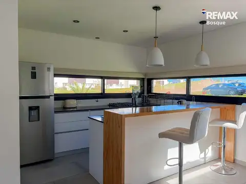 Casa 4 ambientes con 2 baños