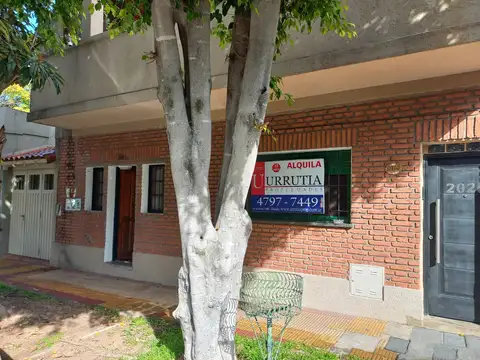 PH PB al frente 2 ambientes con pequeño patio. Sin expensas.