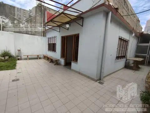 Casa en Alquiler con 2 cocheras