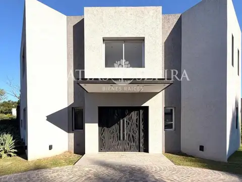 Casa 5 ambientes en venta Barrio Privado Astorga