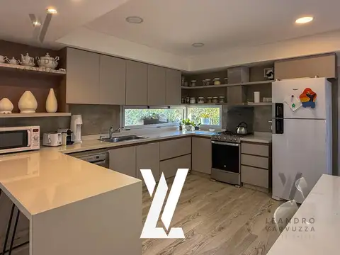 Casa en Venta con 2 cocheras