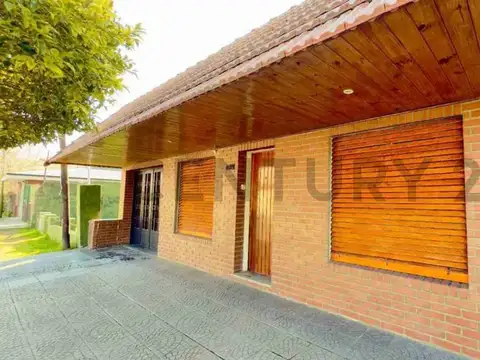 Casa dos dormitorios con cochera y quincho en venta - Villa Elvira