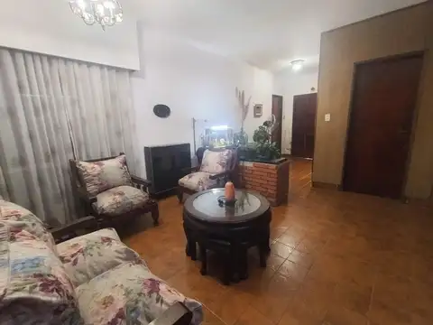 OPORTUNIDAD VENTA CASA 4 AMB. CON GARAJE Y JARDIN