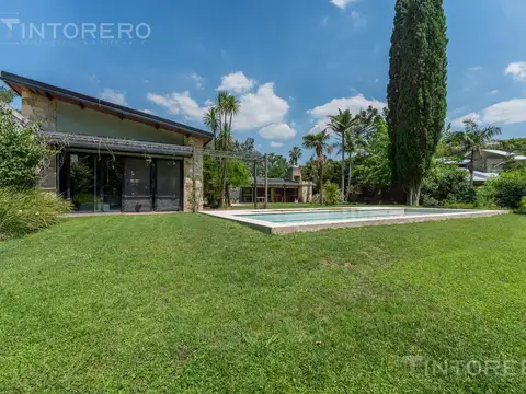 Exclusiva casa de diseño 5 ambientes con parque y piscina en Parque Leloir.