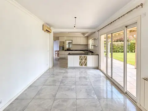 Casa 5 ambientes con 4 baños