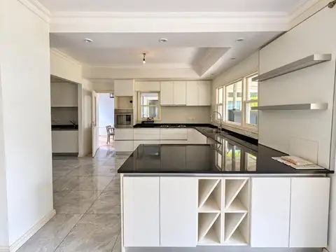 Casa en Venta con 4 cocheras