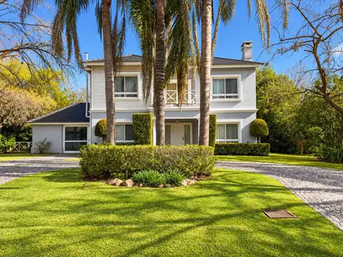CASA EN VENTA - CAMPOS DE ALVAREZ 4 DORMITORIOS + ESCRITORIO