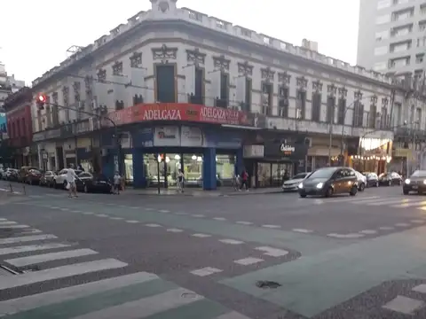 PH primer piso al frente esquina Ecuador sin expensas. Dueño directo apto todo rubro profesional y comercial